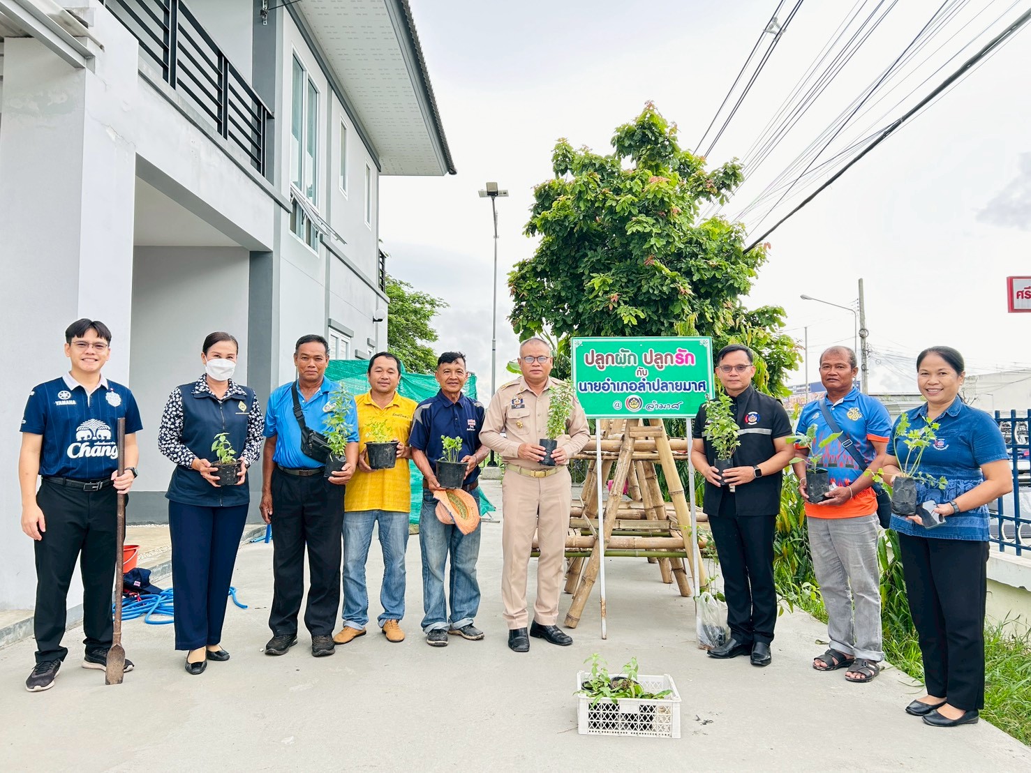 CDD LAMPLAIMAT : GROWTH TEAM LAMPLAIMAT BURIRAM📣พช.ลำปลายมาศ เดินหน้าสร้างความมั่นคงทางอาหารตามแนวพระราชดำริ สมเด็จพระกนิษฐาธิราชเจ้า กรมสมเด็จพระเทพรัตนราชสุดาฯ สยามบรมราชกุมารี จัดกิจกรรม “ปลูกผักสวนครัว เพื่อสร้างความมั่นคงทางอาหาร” ณ บริเวณบ้านพักนายอำเภอลำปลายมาศ