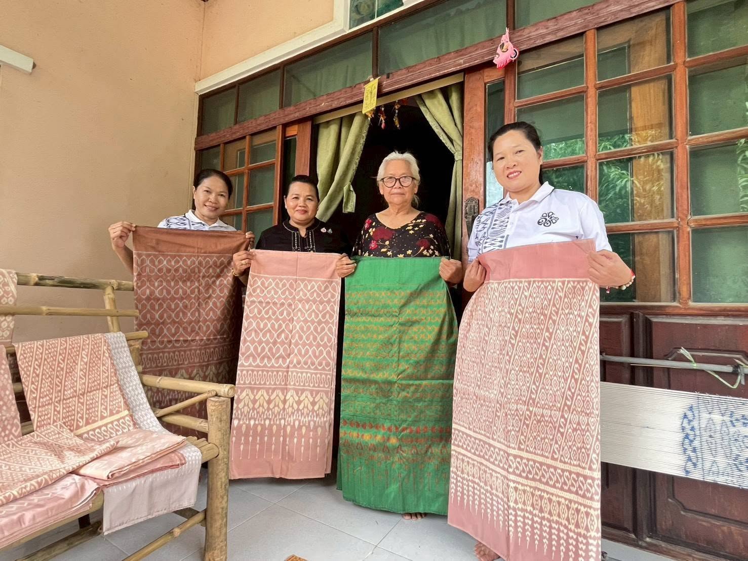 CDD LAMPLAIMAT : GROWTH TEAM LAMPLAIMAT BURIRAM​​​​​​​ พช.ลำปลายมาศ ให้การต้อนรับและอำนวยความสะดวก ในโอกาสที่นางรัชนี สาระวิถี พัฒนาการจังหวัดบุรีรัมย์ ลงพื้นที่ติดตามสนับสนุนกลุ่มทอผ้าลายพระราชทาน พื้นที่บ้านโคกซาด ตำบลผไทรินทร์