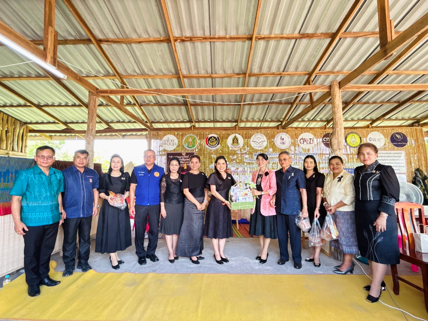 CDD LAMPLAIMAT : GROWTH TEAM LAMPLAIMAT BURIRAM📣พช.ลำปลายมาศ ให้การต้อนรับและอำนวยความสะดวกในการตรวจเยี่ยม ติดตาม สนับสนุนและให้คำแนะนำในการดำเนินกิจกรรมของกลุ่มฯ ตามโครงการสรรหาและคัดเลือกประธานแม่บ้านมหาดไทยผู้เป็นบุคคลต้นแบบในการขับเคลื่อนโครงการตามแนวพระราชดำริ ผ้าไทยใส่สนุก ประจำปี 2569 ณ กลุ่มอนุรักษ์หม่อนไหมไทย หมู่ที่ 14 ตำบลหินโคน 