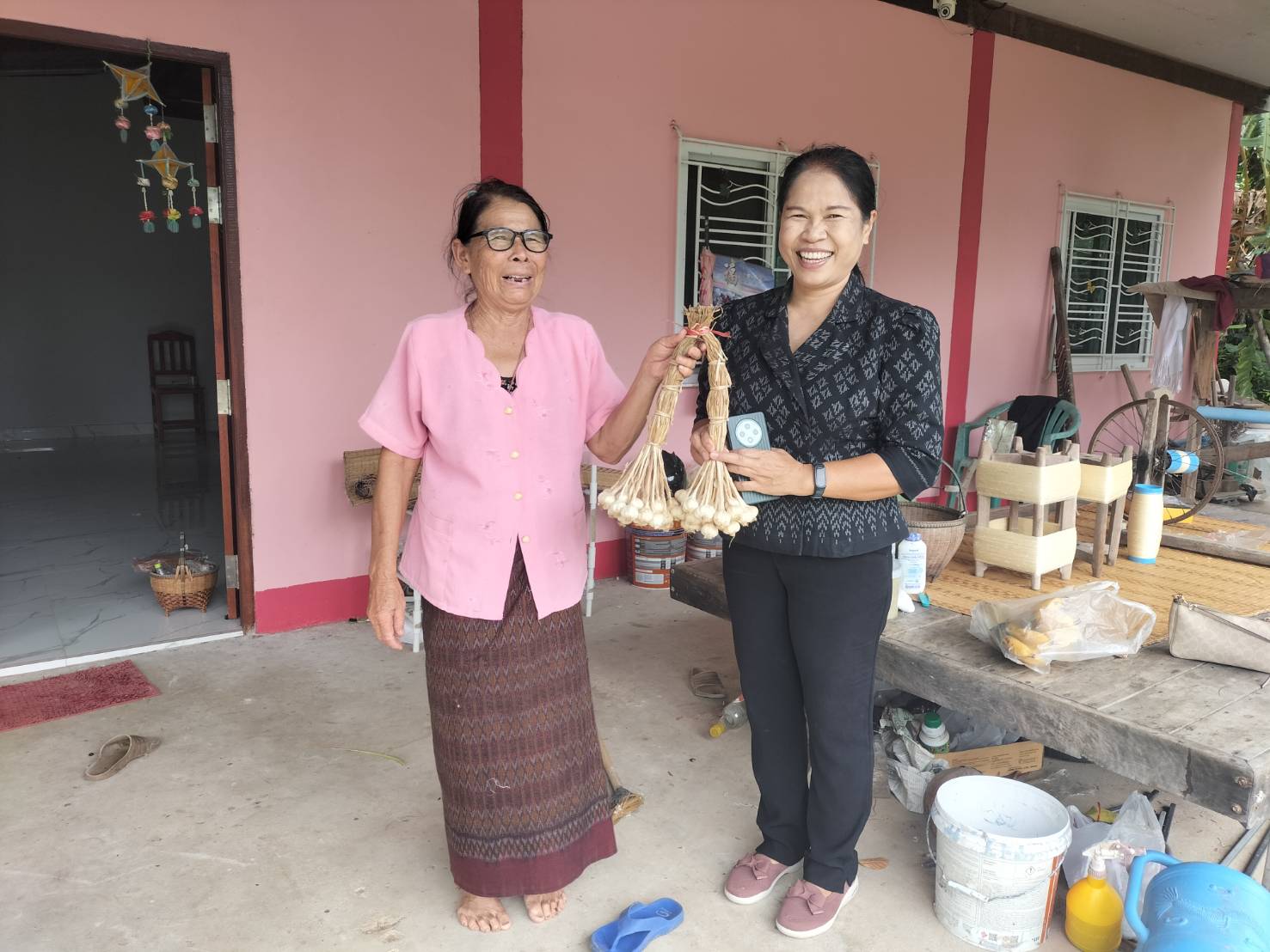 CDD LAMPLAIMAT : GROWTH TEAM LAMPLAIMAT BURIRAM📣พช.ลำปลายมาศ ลงพื้นที่ติดตามสนับสนับการดำเนินงานตามโครงการบ้านนี้มีรัก ปลูกผักกินเอง ครัวเรือน นางทองแดง วิเศษนคร บ้านหนองม่วง หมู่ที่ 11 ตำบลย้านยาง