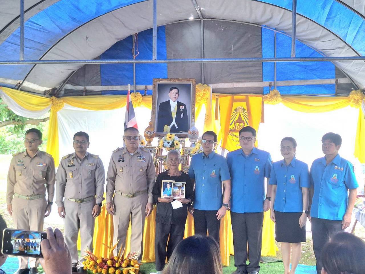 CDD LAMPLAIMAT : GROWTH TEAM LAMPLAIMAT BURIRAM📣พช.ลำปลายมาศ ร่วมกิจกรรมเชิญสิ่งของพระราชทาน มูลนิธิราชประชานุเคราะห์ฯ มอบแก่ผู้ประสบอัคคีภัยในพื้นที่บ้านหนองพลวง หมู่ที่ 10 ตำบลโคกกลาง