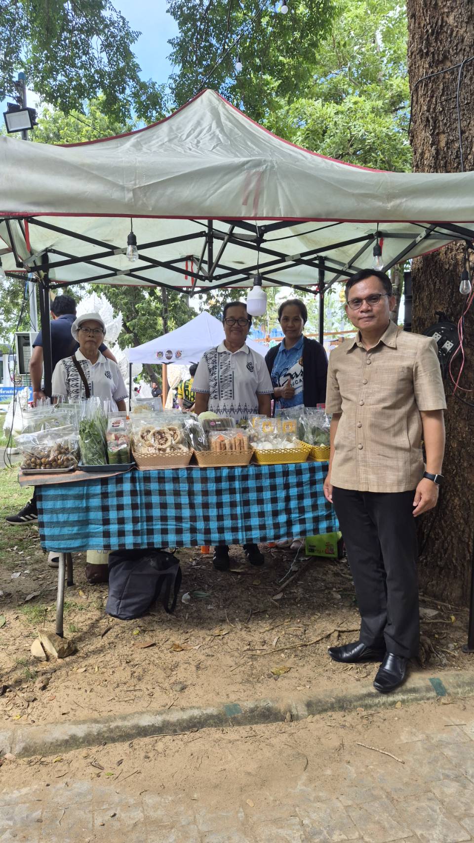 📣CDD LAMPLAIMAT : GROWTH TEAM LAMPLAIMAT BURIRAM พช.ลำปลายมาศ  เขียนข่าวประชาสัมพันธ์ พช.ลำปลายมาศ นำกลุ่มเป้าหมายร่วมโครงการพัฒนาเศรษฐกิจฐานรากด้วยภาคีเครือข่าย กิจกรรมส่งเสริมรายได้จากกิจการอาหารปลอดภัย กิจกรรมย่อยที่ 2 จัดกิจกรรมเชื่อมโยงทางการตลาดในการสร้างรายได้จากกิจการอาหารปลอดภัย