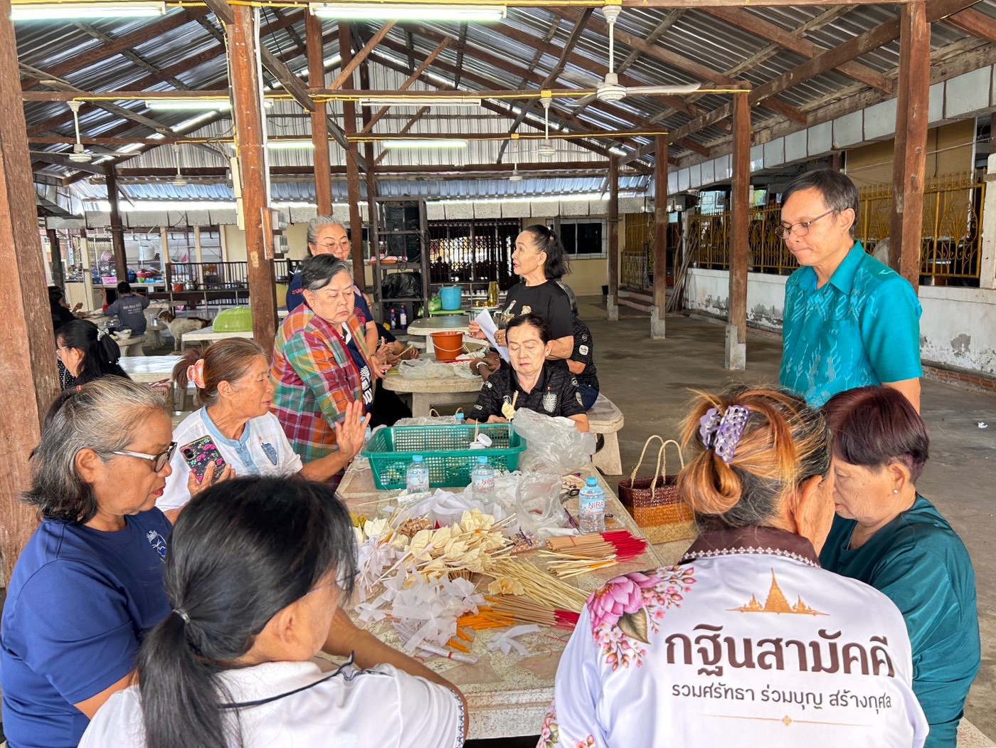 📣CDD LAMPLAIMAT : GROWTH TEAM LAMPLAIMAT BURIRAM พช.ลำปลายมาศ ลงพื้นที่ติดตามและให้กำลังใจการประดิษฐ์ดอกไม้จันทน์ ณ วัดแจ้งตลาดโพธิ์ ตำบลตลาดโพธิ์