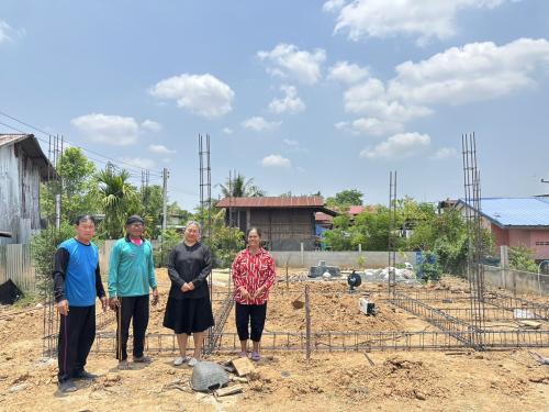 CDD LAMPLAIMAT : GROWTH TEAM LAMPLAIMAT BURIRAM📣พช.ลำปลายมาศ ลงพื้นที่ติดตามความคืบหน้า โครงการก่อสร้างบ้านพักอาศัยให้กับครัวเรือนยากจนเป้าหมาย (บ้าน GLO)  นางหนูกัณ ฤทธิ์ภักดี ในพื้นที่ตำบลบุโพธิ์