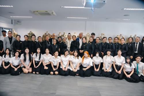 📣CDD LAMPLAIMAT : GROWTH TEAM LAMPLAIMAT BURIRAM พช.ลำปลายมาศ ร่วมพิธีส่งมอบผ้าขาวสีธรรมชาติและชุดแฟชั่นผ้าขาวม้า สีธรรมชาติ แก่ทีมผู้บริหารและทีมงานโครงการ CRATIVE YOUNG DESIGNER บริษัท ไทยเบจเวอเรจ จำกัด (มหาชน)