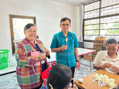 📣CDD LAMPLAIMAT : GROWTH TEAM LAMPLAIMAT BURIRAM พช.ลำปลายมาศ ลงพื้นที่ติดตามและให้กำลังใจการประดิษฐ์ดอกไม้จันทน์ ณ องค์การบริหารส่วนตำบบุโพธิ์